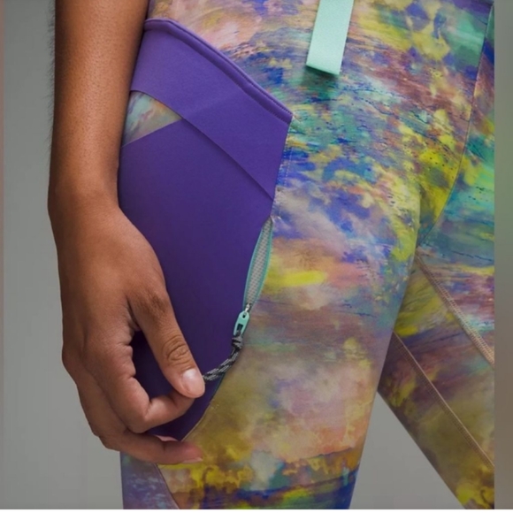 Lululemon Cargo Super-High-Rise Hiking Tight" - Picture 2 of 6